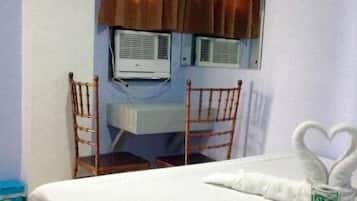 Escritorio y ropa de cama
