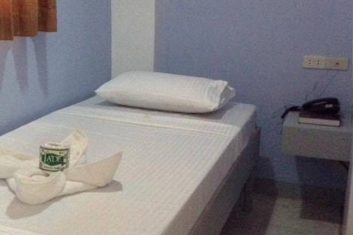 Single Room | Desk, bed sheets