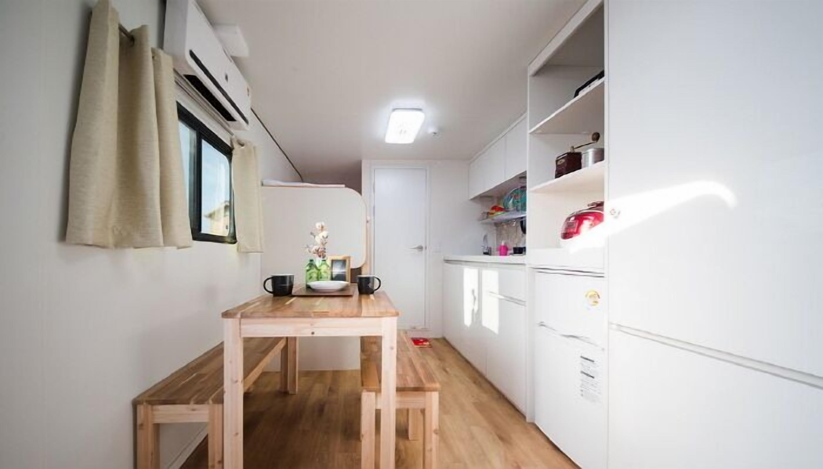 caravan | soundproofing, free wifi, bed sheets