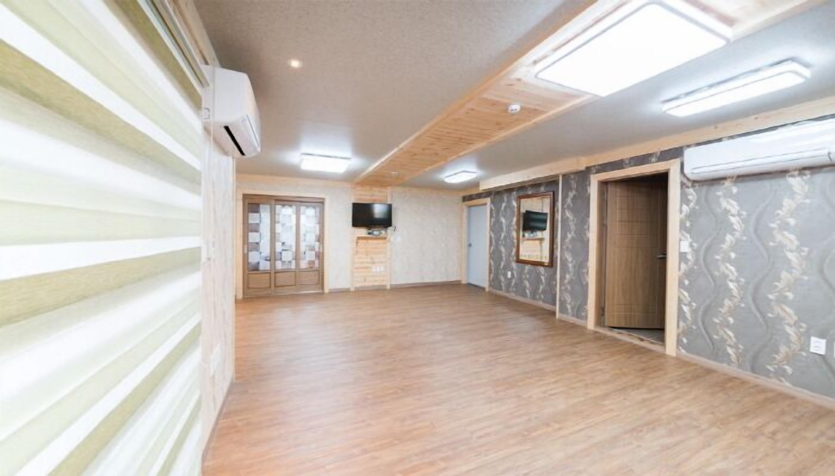 grand room | soundproofing, free wifi, bed sheets