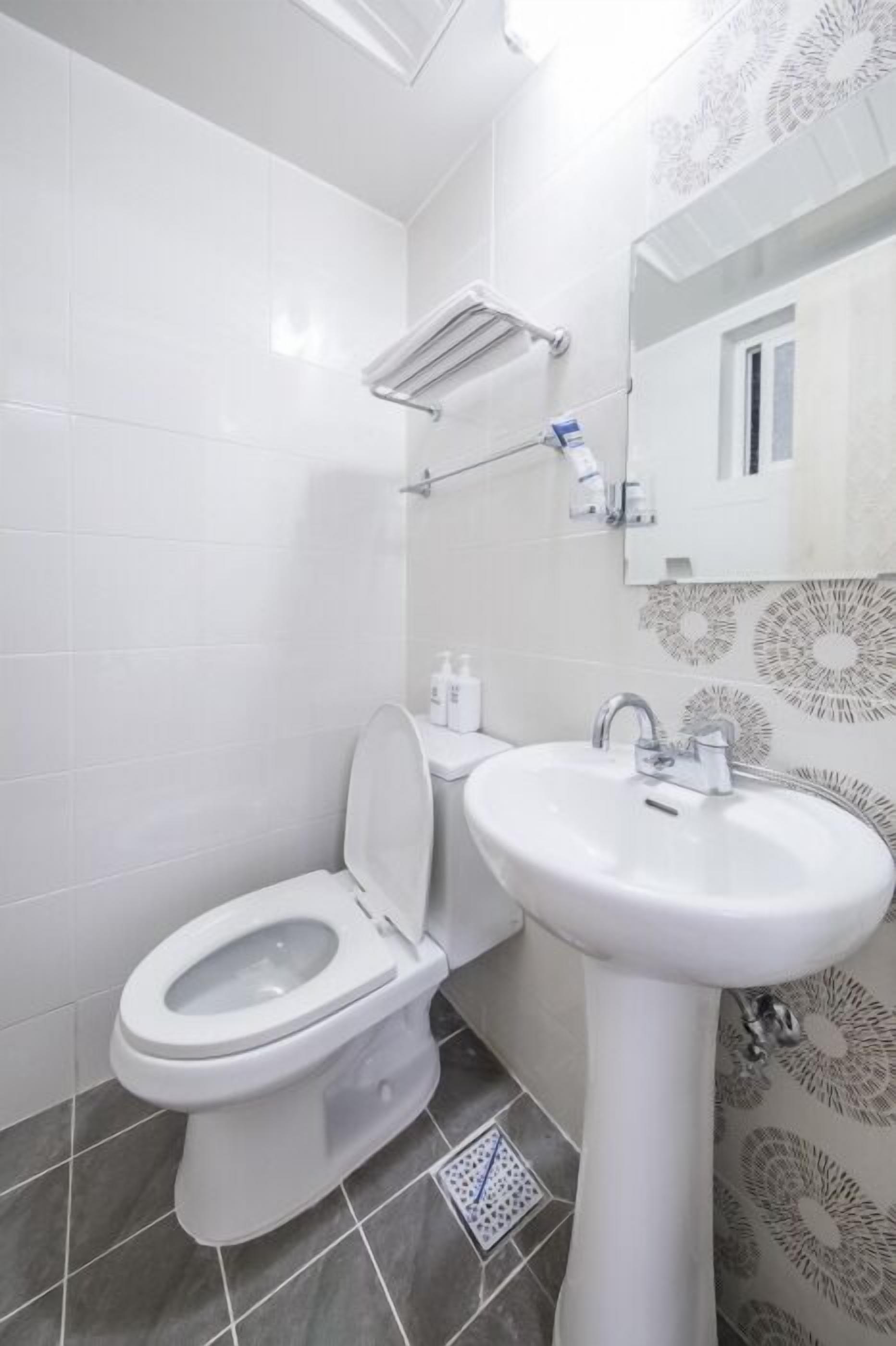 deluxe room | bathroom | shower, free toiletries, slippers, towels