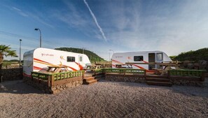Caravan (After 10 PM check-in, please contact us) | 隔音、免費無線上網、床單
