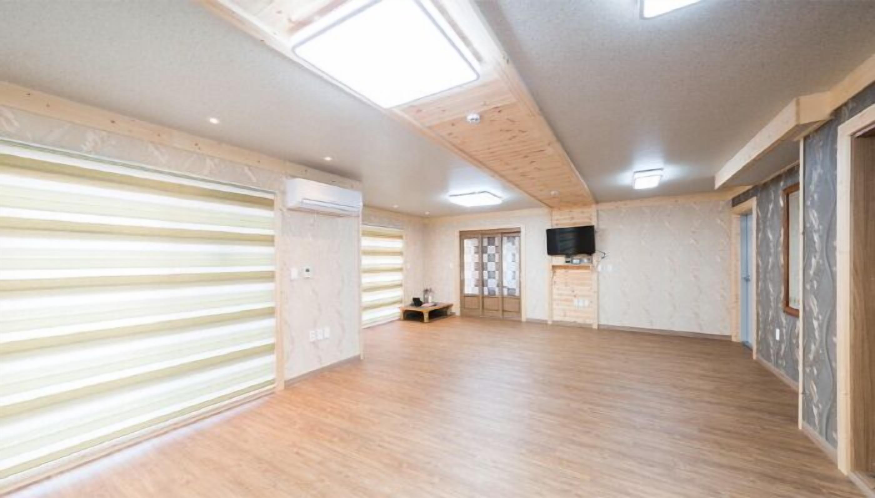 grand room | soundproofing, free wifi, bed sheets