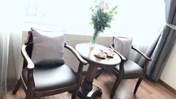 Quarto casal luxo | Frigobar, cofres nos quartos, escrivaninha, quartos à prova de som