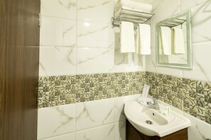 Rom – standard | Bad | Dusj, toalettartikler (inkludert) og håndklær