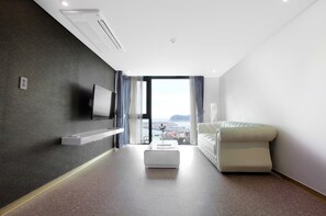 Family Suite, Ocean View | Living room | 42-inch TV with cable channels - Eins Hotel (Seogwipo)