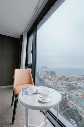 Deluxe Twin Room, Ocean View | Blackout drapes - Eins Hotel (Seogwipo)
