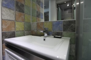 Deluxe Twin Room, Ocean View | Bathroom sink - Eins Hotel (Seogwipo)