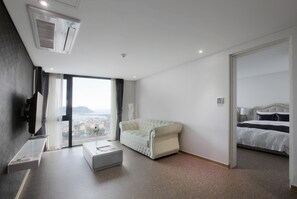 Family Suite, Ocean View | Living room | 42-inch TV with cable channels - Eins Hotel (Seogwipo)