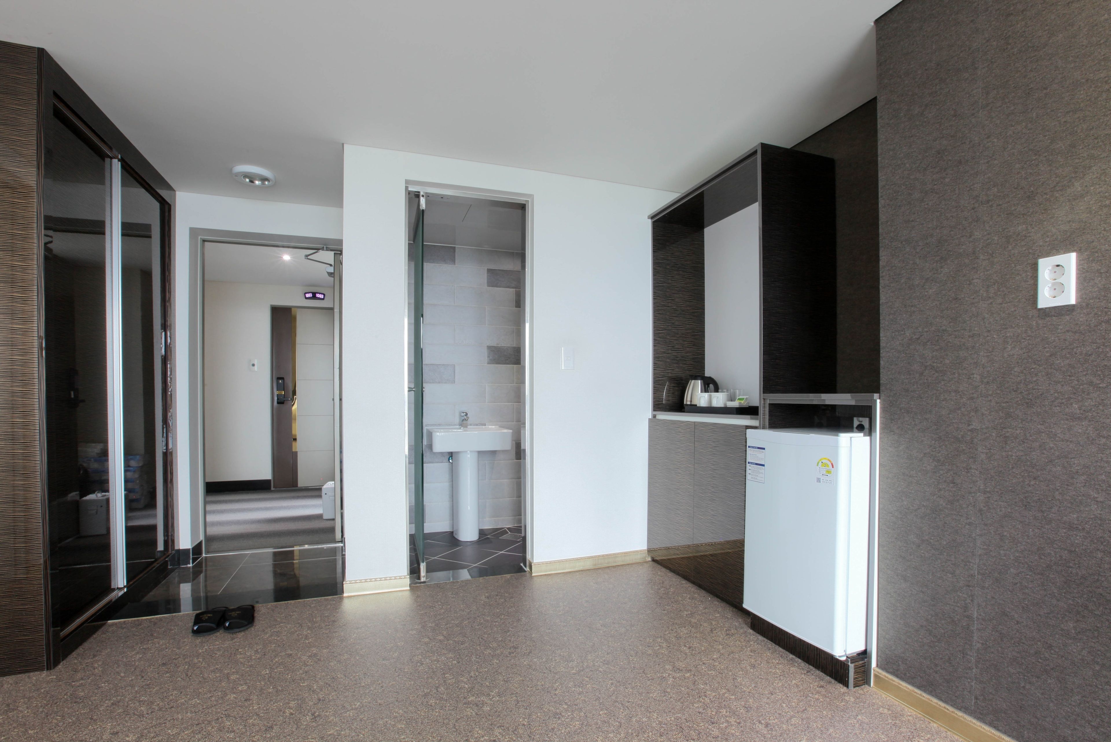 family suite, ocean view | living area | 42-inch tv with cable channels