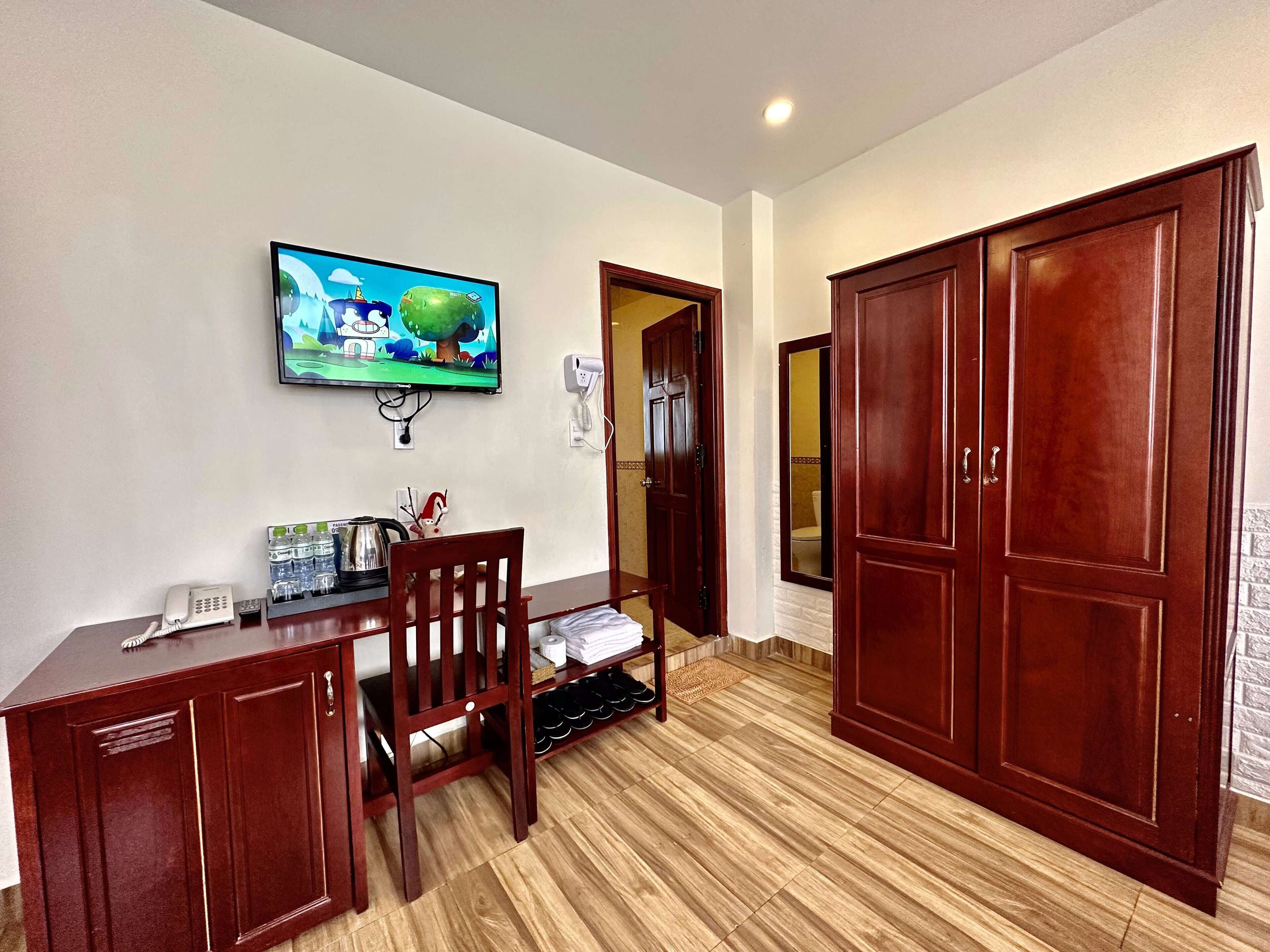 in-room safe, desk, laptop workspace, soundproofing