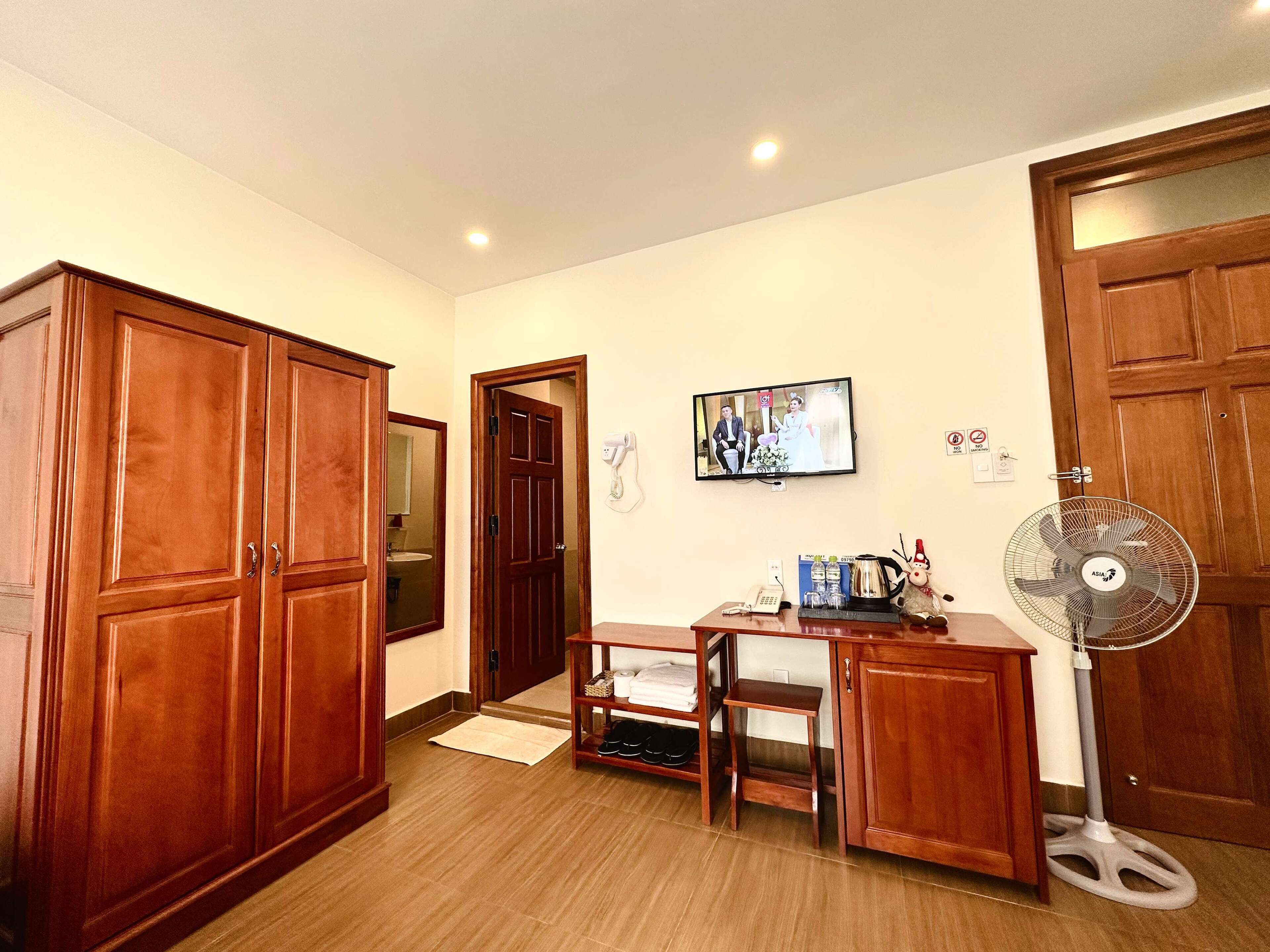 standard quadruple room, 2 double beds | in-room safe, desk, laptop workspace, soundproofing