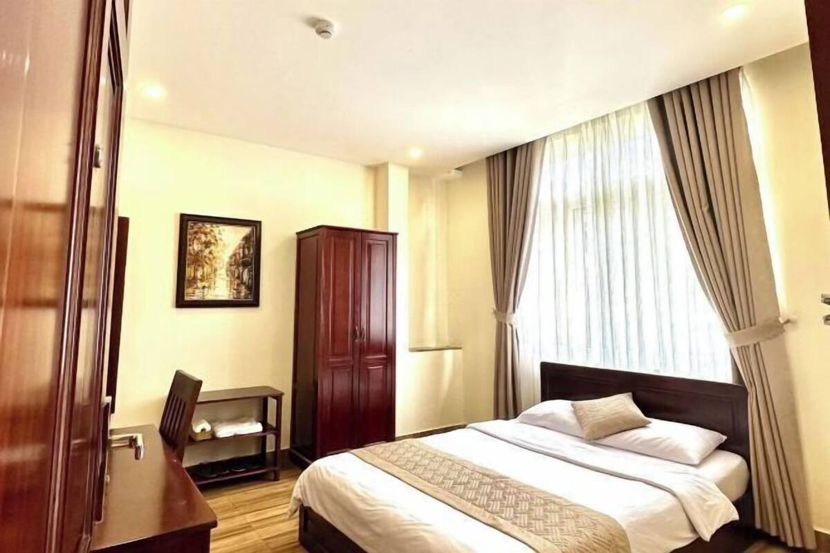 In-room safe, desk, laptop workspace, soundproofing