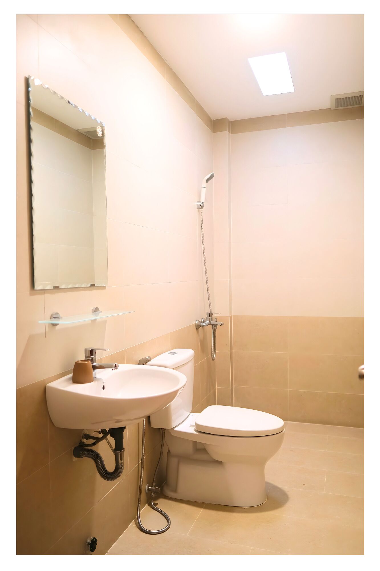 Ein Badezimmer mit Waschbecken, Toilette und Dusche.