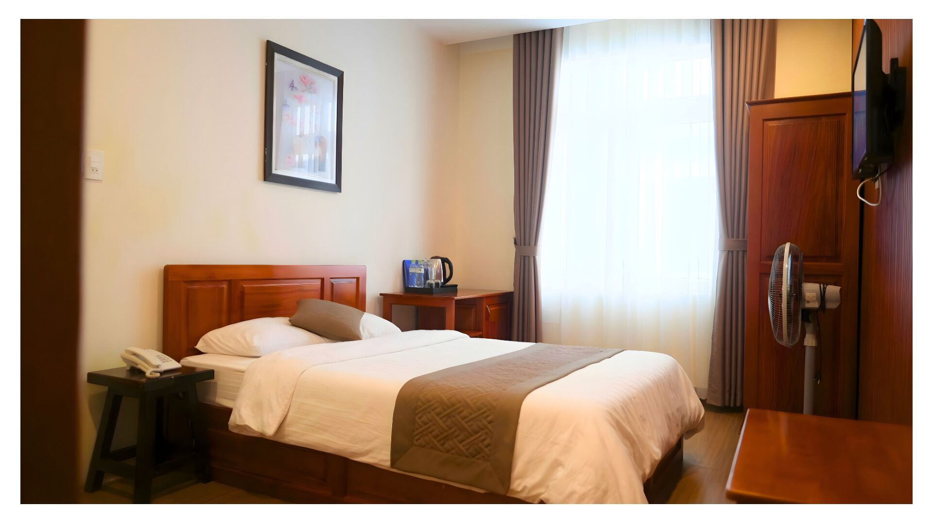 Deluxe Double Room | In-room safe, desk, laptop workspace, soundproofing