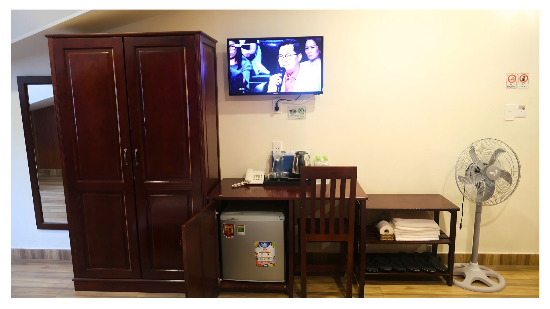 Caja de seguridad en la habitación y escritorio 