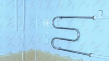 Baignoire, articles de toilette gratuits, sĂšche-cheveux