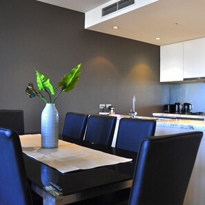 In-room dining - Mono Apartments on Freshwater (Southbank)