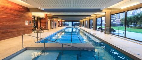 Piscine couverte, couloir de nage