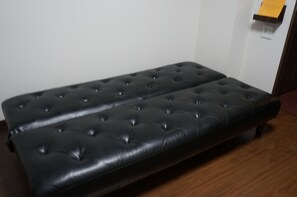 Habitación Deluxe con 2 camas individuales | Zona de estar | Una televisión de pantalla plana