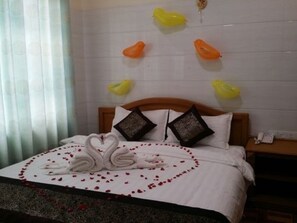 Minibar dan meja kerja