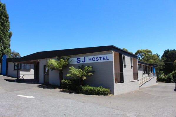 Property entrance - SJ Hostel (Legana)