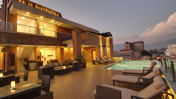 Un bar en la azotea con terraza y piscina.