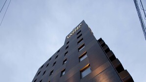 Um edifício alto de hotel com o nome "CENTER HOTEL" na fachada.