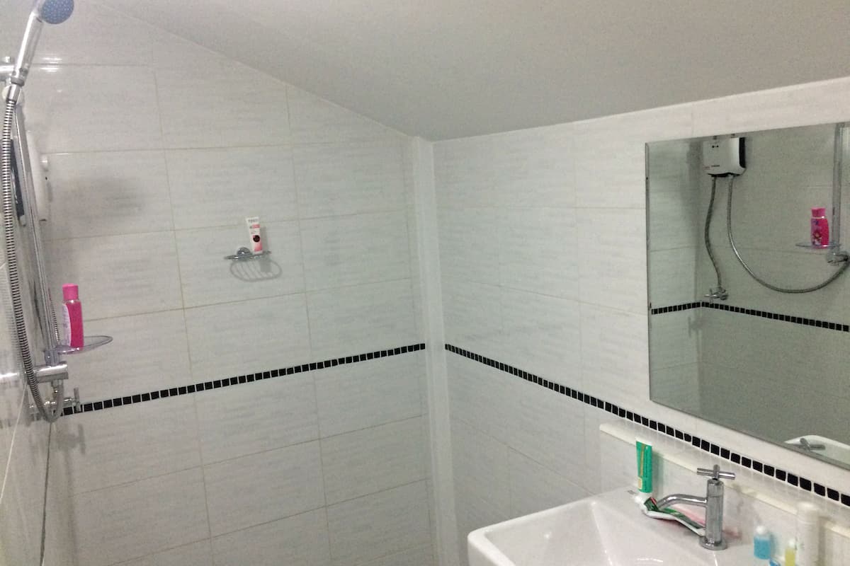 pier side room | bathroom | shower, free toiletries, hair dryer, towels