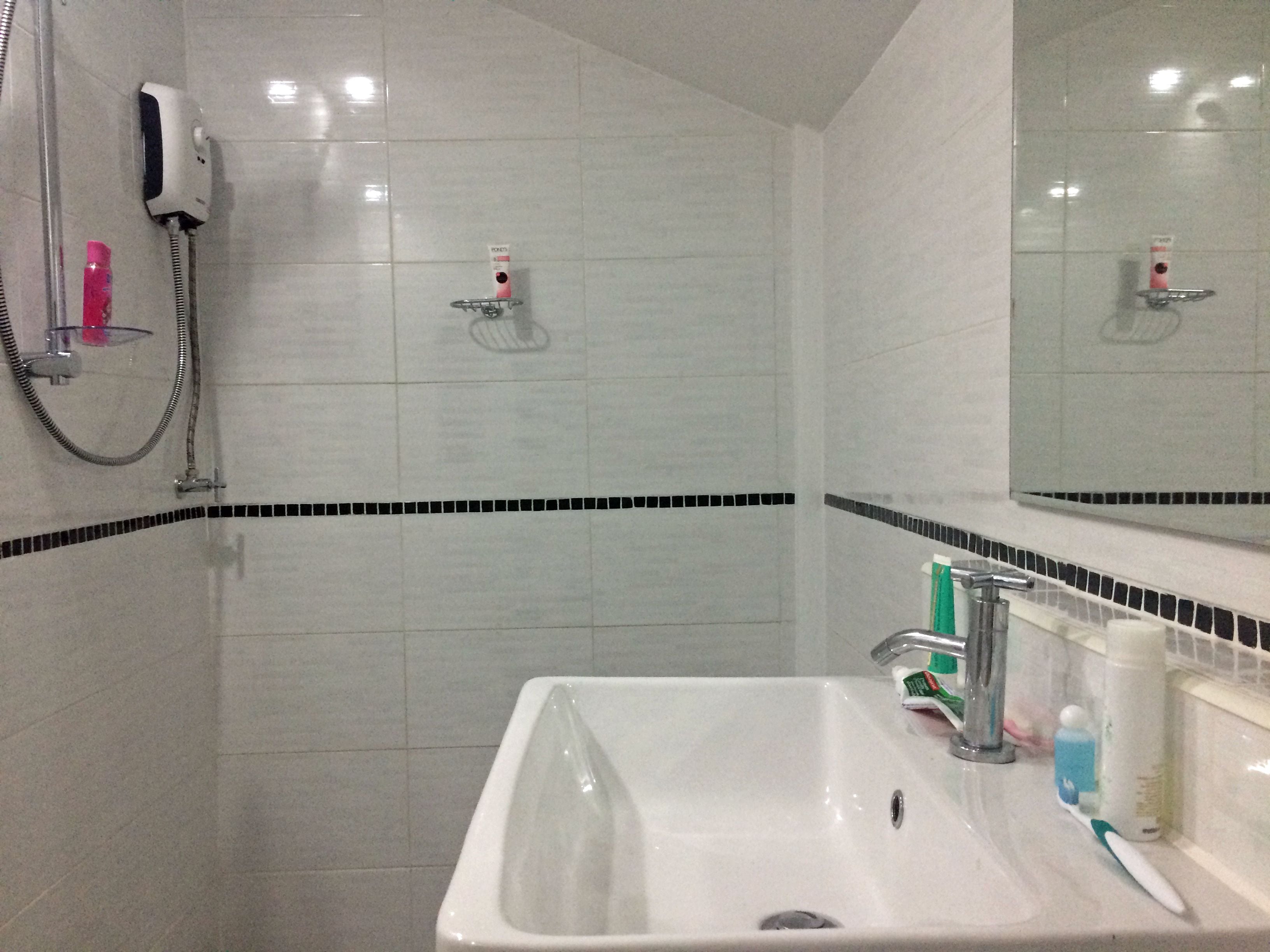 standard double room | bathroom | shower, free toiletries, hair dryer, towels