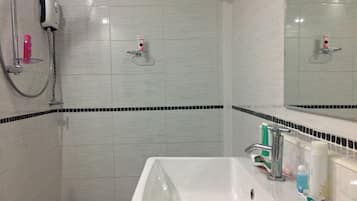 Quarto casal standard | Banheiro | Chuveiro, produtos de toalete grátis