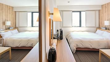 Phòng đôi Superior (Small Double Bed) | Bàn, khu vực làm việc phù hợp cho laptop