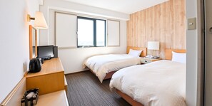 Kahden hengen huone (kaksi sänkyä), tupakointi kielletty | Työpöytä, kannettavalle tietokoneelle sopiva työtila, ilmainen Wi-Fi