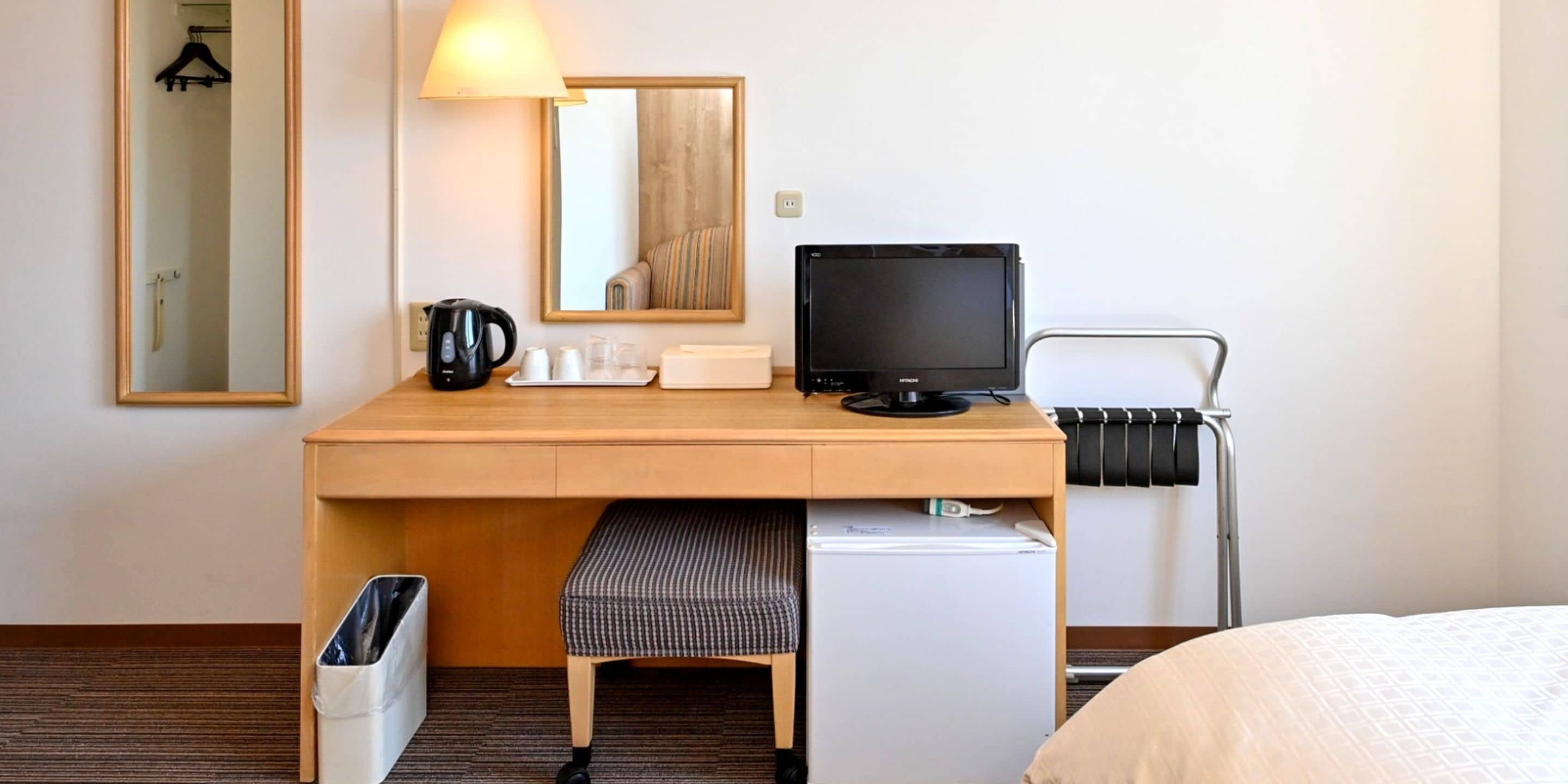 Escritorio, espacio para trabajar con laptop y wifi gratis 