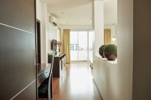 Minibar, individually decorated, individually furnished, desk - Rhienchai Place (Surat Thani)