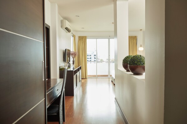 Deluxe Jacuzzi | Minibar, individuelt dekorert, individuelt innredet og skrivebord