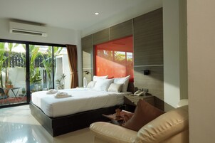 Deluxe Room | Minibar, individually decorated, individually furnished, desk