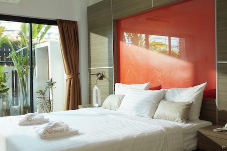 Deluxe Room | Minibar, individually decorated, individually furnished, desk