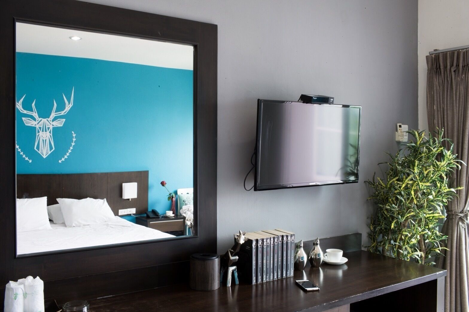 Minibar, decoración individual, mobiliario individual y escritorio