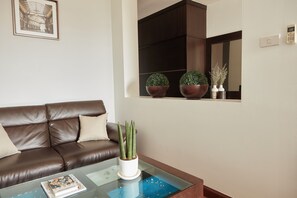 Minibar, individually decorated, individually furnished, desk - Rhienchai Place (Surat Thani)