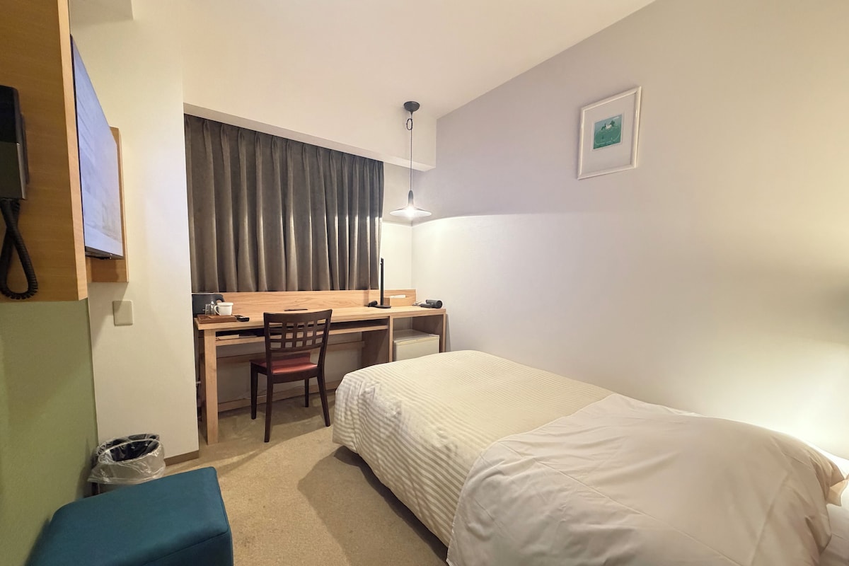 Escritorio, wifi gratis y ropa de cama 