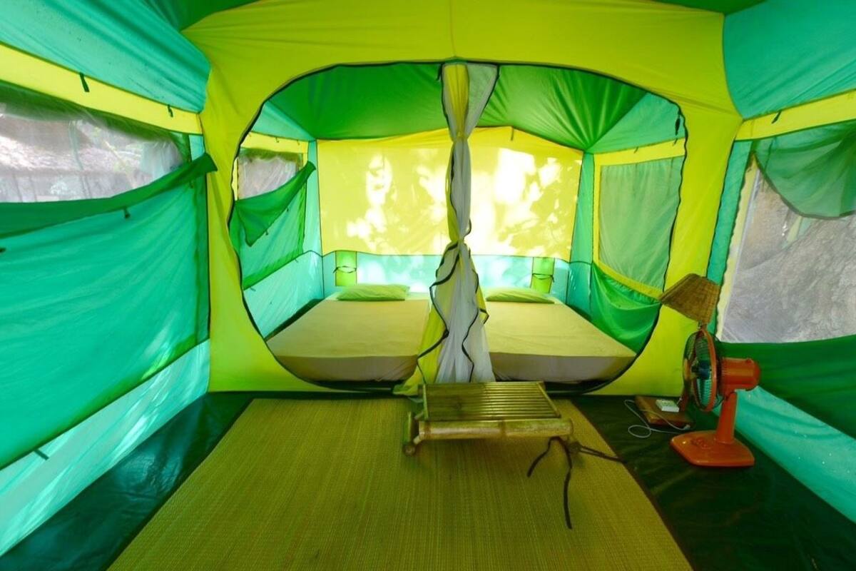 Tent Garden View | Escritorio y camas extra