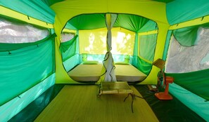 Tent Garden View | Escritorio y camas extra 