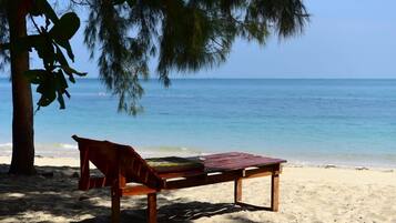 In Strandnähe, weißer Sandstrand, Liegestühle, Schnorcheln