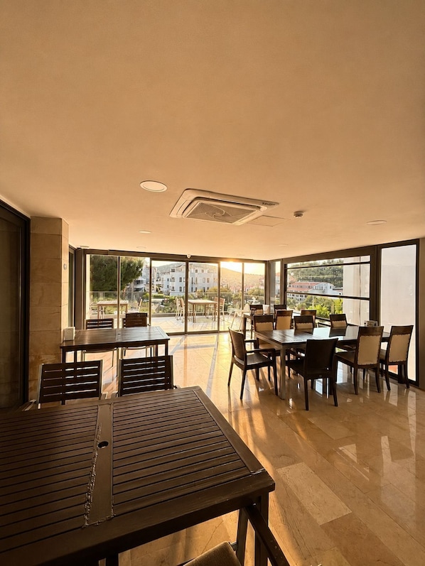 Desayuno completo gratuito y diario