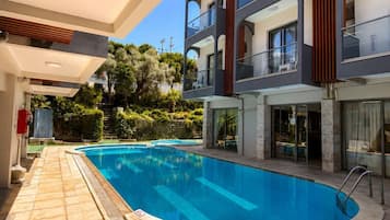 Outdoor pool, pool umbrellas, sun loungers