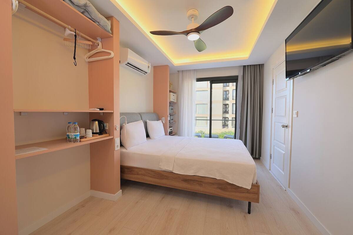 Comfort Double Room, 1 Double Bed, Non Smoking | Minibar, in-room safe, iron/ironing board (on request), WiFi (free)