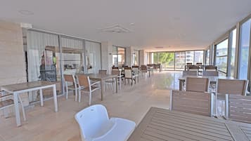 Free daily full breakfast