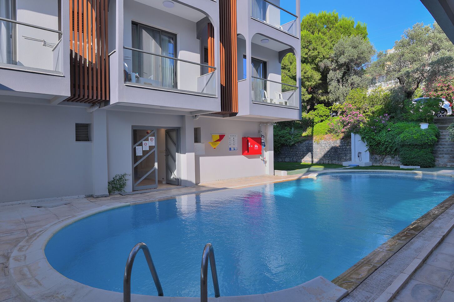 Outdoor pool, pool umbrellas, sun loungers