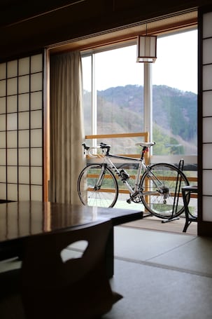 Quarto tradicional (Japanese Style) | Cofres nos quartos, Wi-Fi de cortesia, roupa de cama